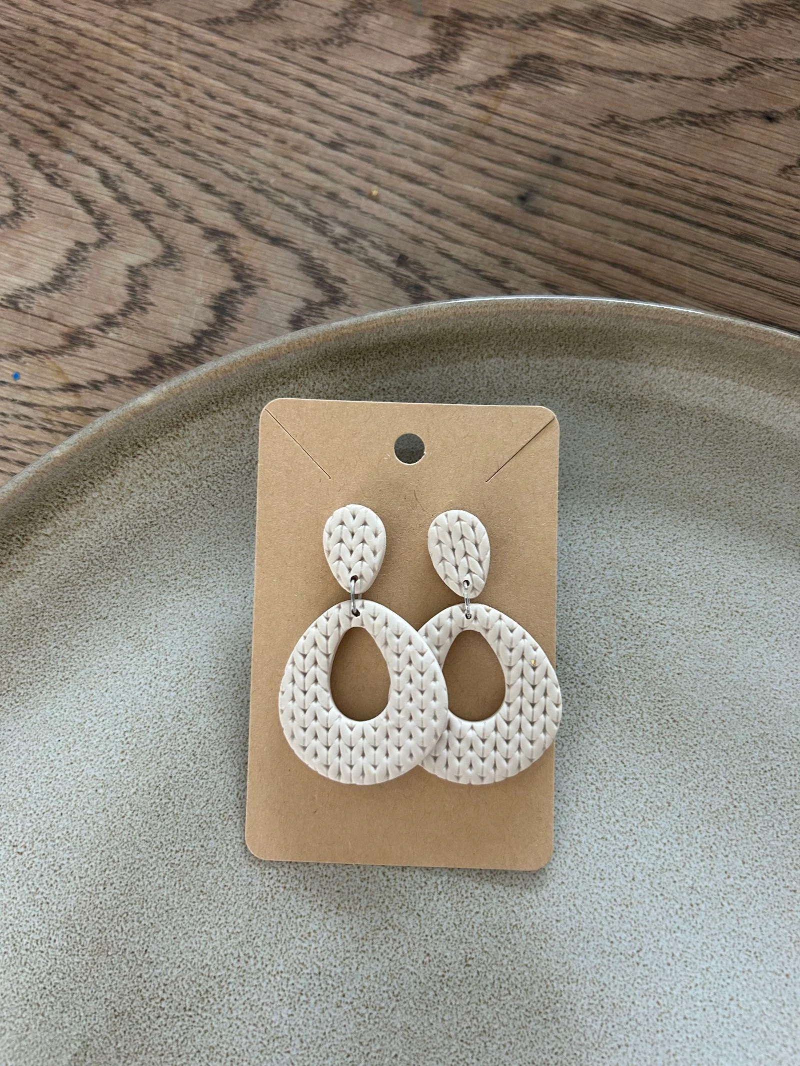 *nieuw* beige oorbellen 